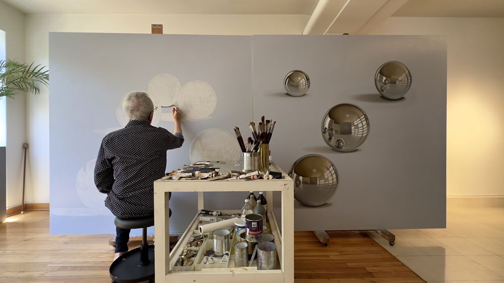 Hugo Laurencena working in his studio